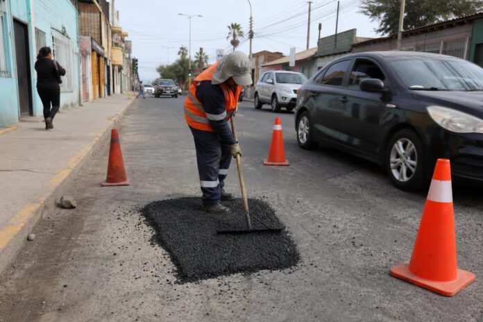 Municipalidad de Iquique explica por qué solo repara baches y no repavimenta calles completas
