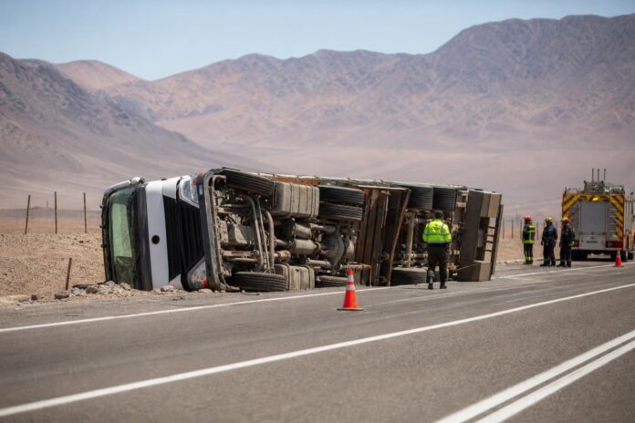 Camión de alto tonelaje volcó en la Ruta 15-CH, cerca de Huara