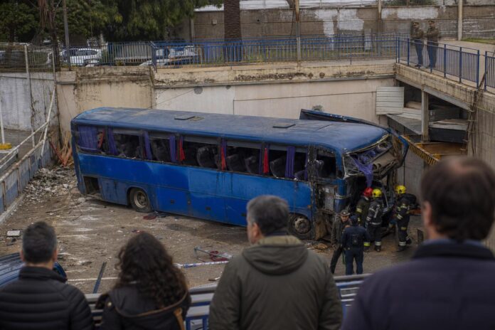 Bus de la Orquesta de Cámara de Chile cayó a estacionamiento en Valparaíso: hay una fallecida y 13 lesionados