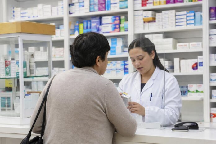 Diputado Vergara propone permitir que farmacias operen sin químico farmacéutico