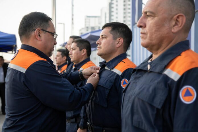 Defensa Civil de Iquique reconoce a voluntarios con ascensos y condecoración
