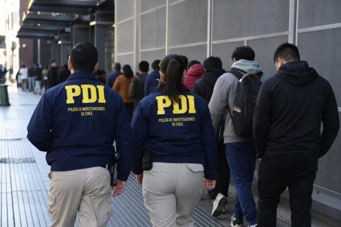 Operativo nacional de la PDI detectó a 347 migrantes en situación irregular