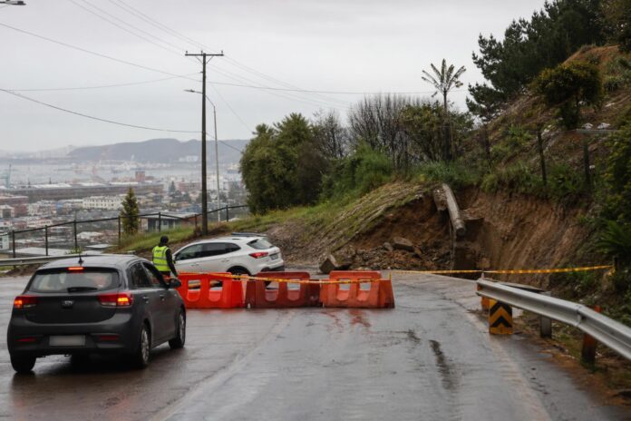 Cierran subida de vehículos al cerro La Gloria de Talcahuano por socavón